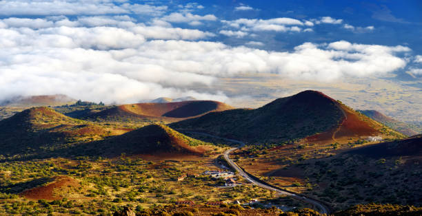 vista mozzafiato sul vulcano mauna loa sulla grande isola delle hawaii - hiking mountain dirt scenics foto e immagini stock