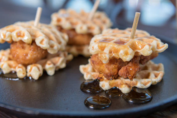 sirup-pools unter huhn und waffeln schieberegler - waffle chicken fried chicken food stock-fotos und bilder