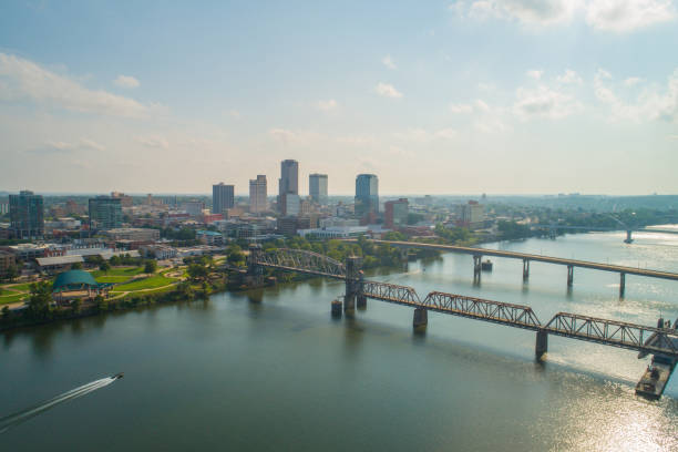 centro de la ciudad aérea little rock arkansas - little rock fotografías e imágenes de stock