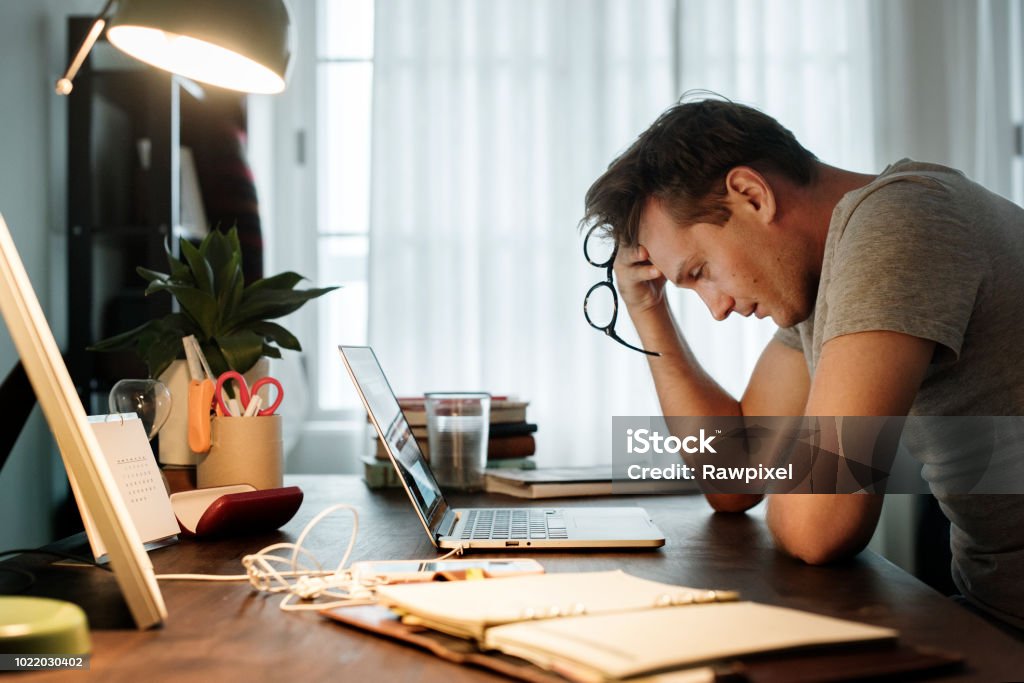 Mann betonte während der Arbeit am laptop - Lizenzfrei Stress Stock-Foto