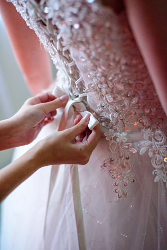 Dama De Honor Ayuda A Atar Una Cinta En Un Vestido De Novia Foto de stock y más banco de imágenes de Adulto - iStock Dama De Honor Ayuda A Atar Una Cinta En Un Vestido De Novia Foto de stock y más banco de imágenes de Adulto - iStock
