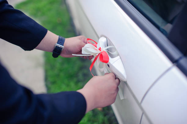 istock Red color Ribbon decorations on the wedding car handle 1022038798