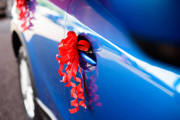 istock Red color Ribbon decorations on the wedding car handle 1022041210