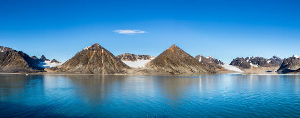zatoka smeerenburg i lodowce na wyspach spitsbergen, svalbard, norwegia. - svalbard islands zdjęcia i obrazy z banku zdjęć