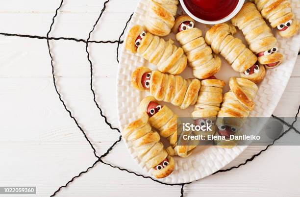 Mummie Di Salsiccia Spaventose In Pasta Con Occhi Divertenti Sul Tavolo Decorazione Divertente Cibo Di Halloween Vista Dallalto Laici Piatti - Fotografie stock e altre immagini di Halloween