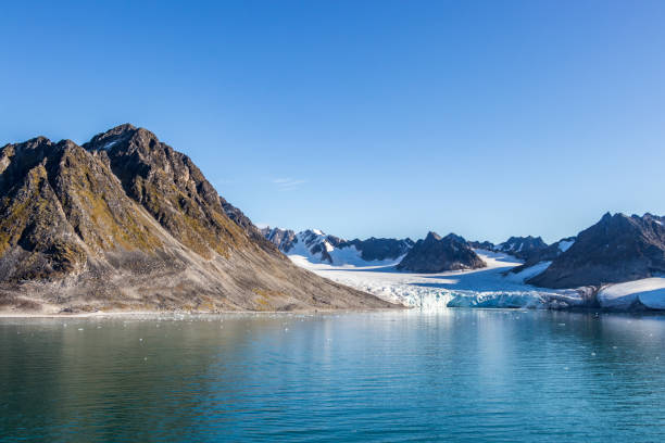 zatoka smeerenburg i lodowce na wyspach spitsbergen, svalbard, norwegia. - svalbard islands zdjęcia i obrazy z banku zdjęć