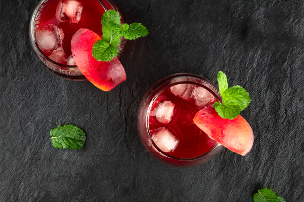 foto aerea di vibranti bevande rosse con menta su nero - cranberry juice foto e immagini stock