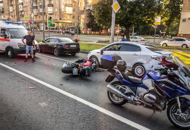 accidente con un motociclista - rebasar fotografías e imágenes de stock