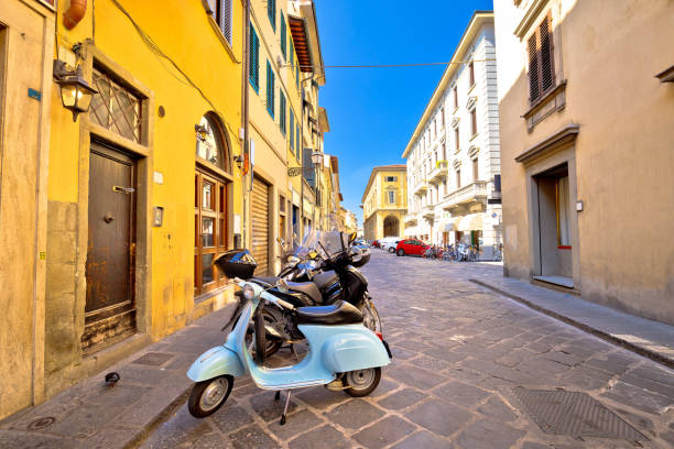 scooter dans la rue vue de florence, véhicule italien célèbre et une architecture historique dans la région de toscane italie - 5510 photos et images de collection