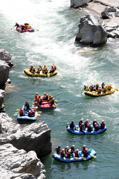 rafting sulle rapide del fiume yosino in giappone - women courage water floating on water foto e immagini stock