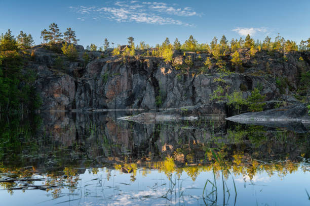 riflesso di simmetria delle scogliere del lago ladoga. carelia - karelia foto e immagini stock