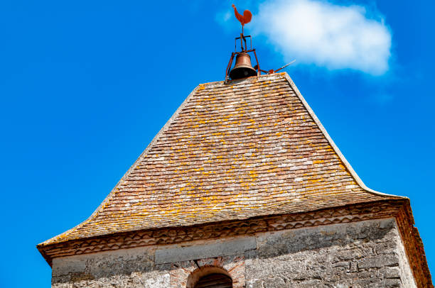 toiture du périgord - roof roof tile rooster weather vane fotografías e imágenes de stock