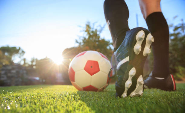 donna e pallone da calcio sull'erba - one teenage girl only foto e immagini stock