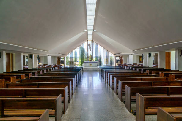 intérieur d’église catholique brasilia - banc déglise photos et images de collection