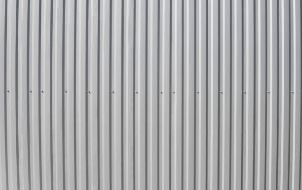 lamiera bianca metallica per edilizia industriale e edilizia. lamiere o tetti ondulati di fabbrica o magazzino. - corrugated iron foto e immagini stock