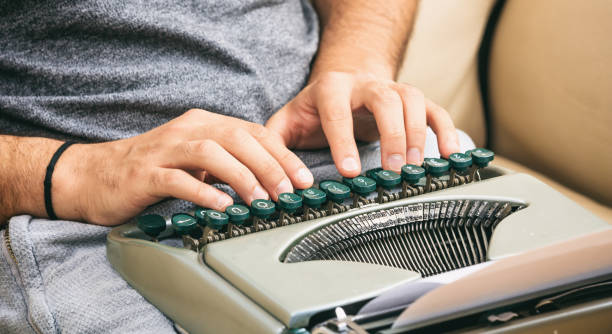 mains d’homme taper sur une machine à écrire vintage. - stéréotype de la classe ouvrière photos et images de collection