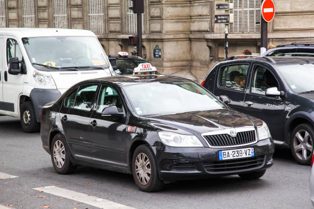 skoda octavia - car freight transportation new traffic - fotografias e filmes do acervo