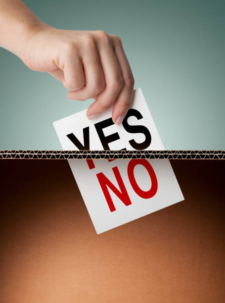 голосуйте "да" и голосуйте "нет". урну. - italy voting politics political party стоковые фото и изображения