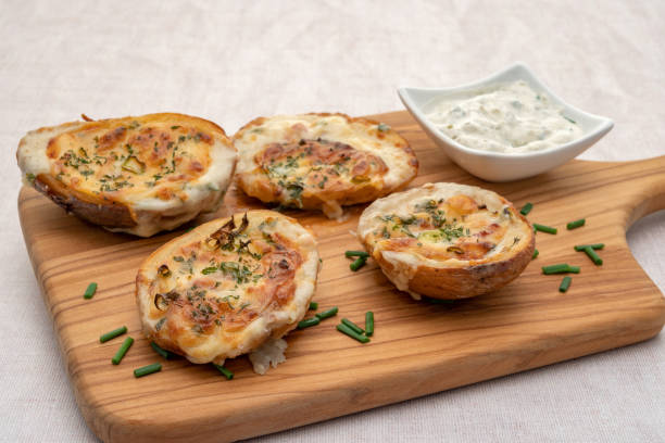 заполненные картофельные шкуры - potato skin стоковые фото и изображения