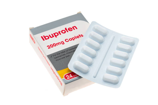 пакет общих таблеток ибупрофена - ibuprofen стоковые фото и изображения