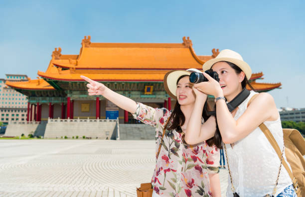 台北市で一緒に写真を撮る。 - national chiang kai shek memorial hall ストックフォトと画像