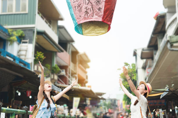 空に空のランタンを発売します。 - chinese lantern ストックフォトと画像