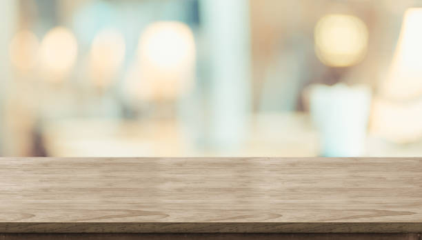 table en bois rustique vide et floue table lumineuse douce au restaurant avec fond bokeh. modèle d’affichage produit. présentation de l’entreprise. - soft focus photos et images de collection