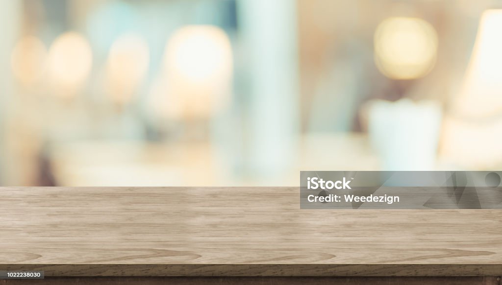 Tavolo in legno rustico vuoto e tavolo di luce soffume sfocato nel ristorante con sfondo bokeh. modello di visualizzazione del prodotto. Presentazione aziendale. - Foto stock royalty-free di Tavolo