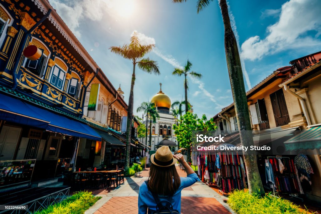 Viajero mujer joven viajando en el Masjid mezquita en Kampong Glam en la ciudad de Singapur. - Foto de stock de República de Singapur libre de derechos