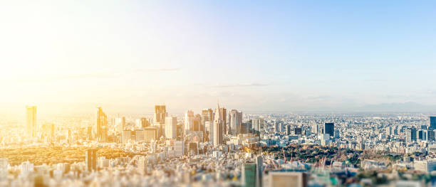 panoramablick auf die moderne stadt skyline luftbild unter blauem himmel in tokio mit miniatur-lens-tilt-shift unschärfe-effekt - tilt shift lens stock-fotos und bilder