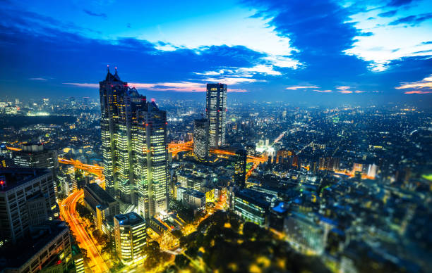 panoramablick auf die moderne stadt skyline nacht blick auf shinjuku in tokio, japan mit miniatur-lens-tilt-shift unschärfe-effekt - tilt shift lens stock-fotos und bilder