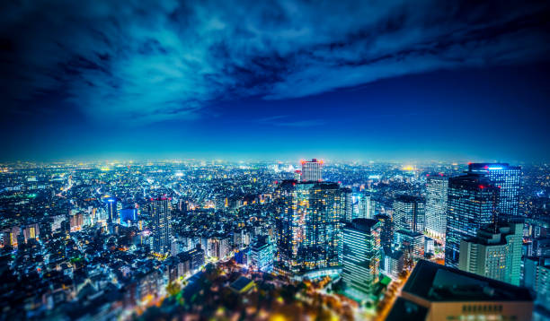 vue de nuit de skyline panoramique sur la ville moderne de shinjuku à tokyo avec effet de flou miniature objectif tilt shift - tilt shift lens photos et images de collection