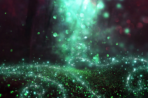 Imagen abstracta y mágica de brillo de luciérnaga volando en el bosque de noche. Concepto de cuento de hadas. photo
