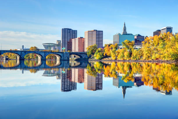 осень в хартфорде, коннектикут - река коннектикут стоковые фото и изображения