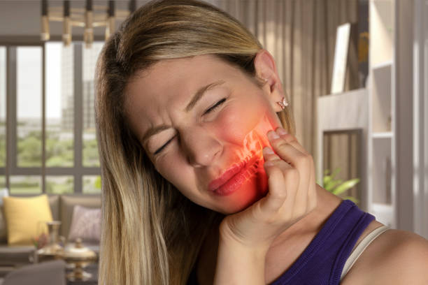 dolor en la mandíbula - human mouth human teeth indoors young women fotografías e imágenes de stock