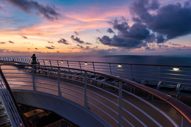 Vela en amanecer - foto de stock