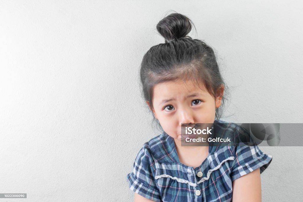 Khóc dễ thương Cô gái châu Á nhỏ trên nền trắng - Trả phí Bản quyền Một lần Buồn Bức ảnh sẵn có Khóc dễ thương Cô gái châu Á nhỏ trên nền trắng - Trả phí Bản quyền Một lần Buồn Bức ảnh sẵn có