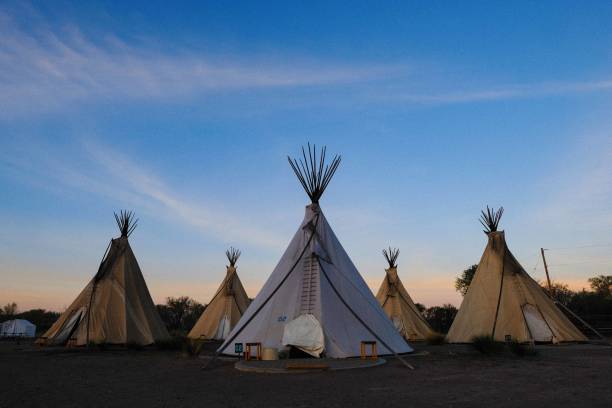 aldea tipi sunrise - teepee fotografías e imágenes de stock