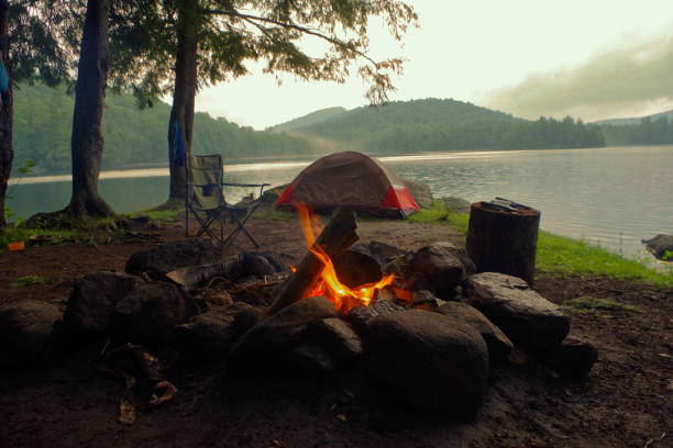 キャンプファイヤー、アディロンダック山地にある湖のキャンプ場、テントの外。 - adirondack mountains ストックフォトと画像