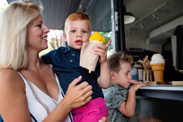 istock Customer service in artisanal ice cream parlor. 1022324910