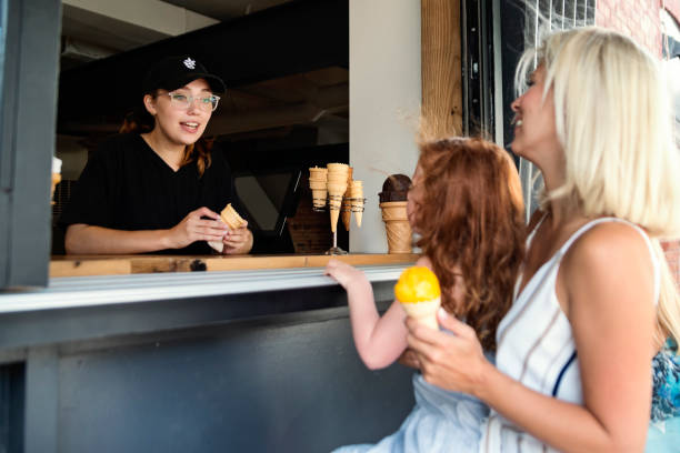 service à la clientèle dans le salon de glaces artisanales. - ice cream parlor photos et images de collection