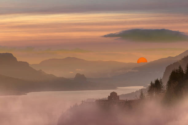 クラウンの時点でコロンビア川渓谷 or 霧もやのかかった赤い太陽日の出の朝 - columbia oregon ストックフォトと画像