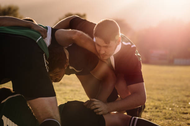 rugbyspelers duwen in een scrum - rugby scrum stockfoto's en -beelden