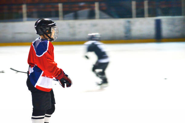 junge hockeyspieler - sports uniform blue team event sports activity stock-fotos und bilder