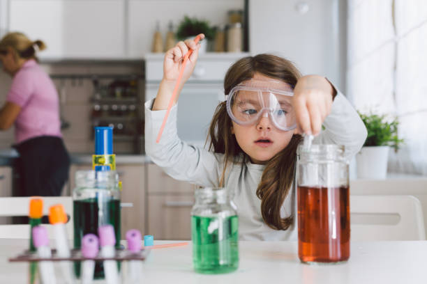 criança brincando de ciência na cozinha - science child laboratory education - fotografias e filmes do acervo