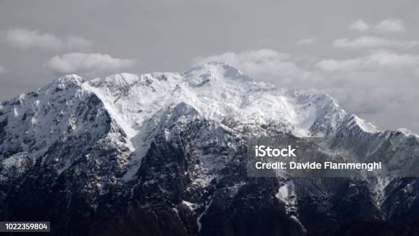 Montagna Grigna Settentrionale Coperta Di Neve 169 - Fotografie stock e altre immagini di Ambientazione esterna