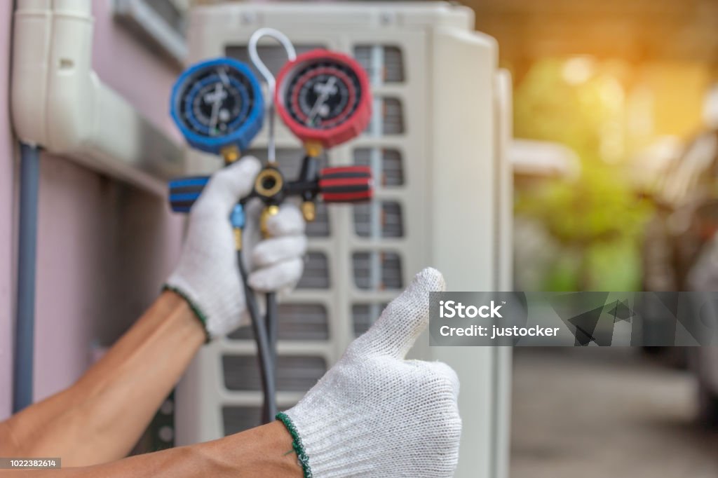 Nahaufnahme der Klimaanlage Reparatur, Mechaniker auf dem Boden einer Klimaanlage Befestigungssystem - Lizenzfrei Klimaanlage Stock-Foto