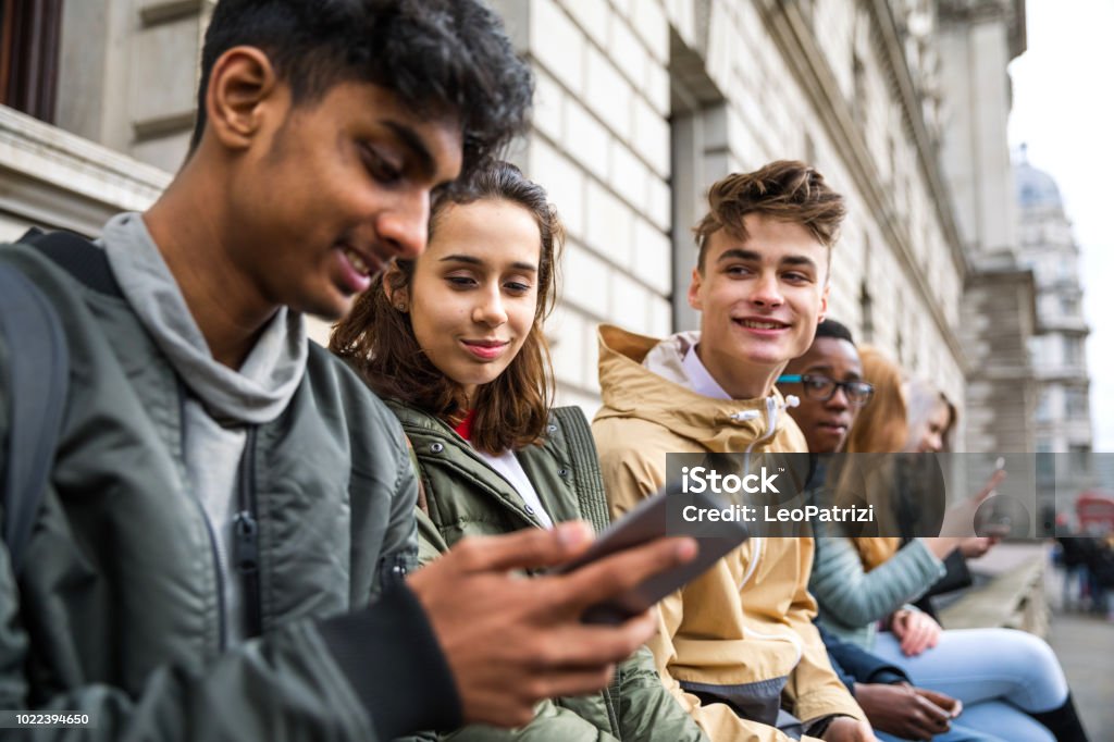 Jugendliche Schüler mit Smartphone auf eine Schule Pause - Lizenzfrei Teenager-Alter Stock-Foto