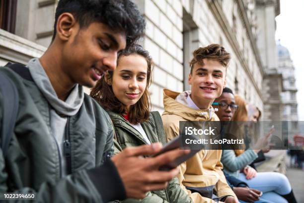 Jugendliche Schüler Mit Smartphone Auf Eine Schule Pause Stockfoto und mehr Bilder von Teenager-Alter