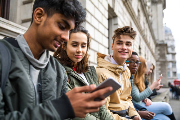 teenagers students using smartphone on a school break - women travel destinations london england tourist imagens e fotografias de stock